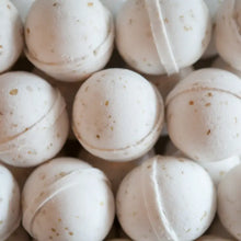 Load image into Gallery viewer, Oatmeal Milk &amp; Honey Bathbomb