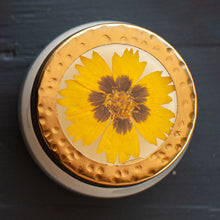 Load image into Gallery viewer, Rosy Rings - Honey Tobacco Small Pressed Floral Candle