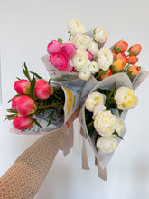 Load image into Gallery viewer, Locals Floral Wrap
